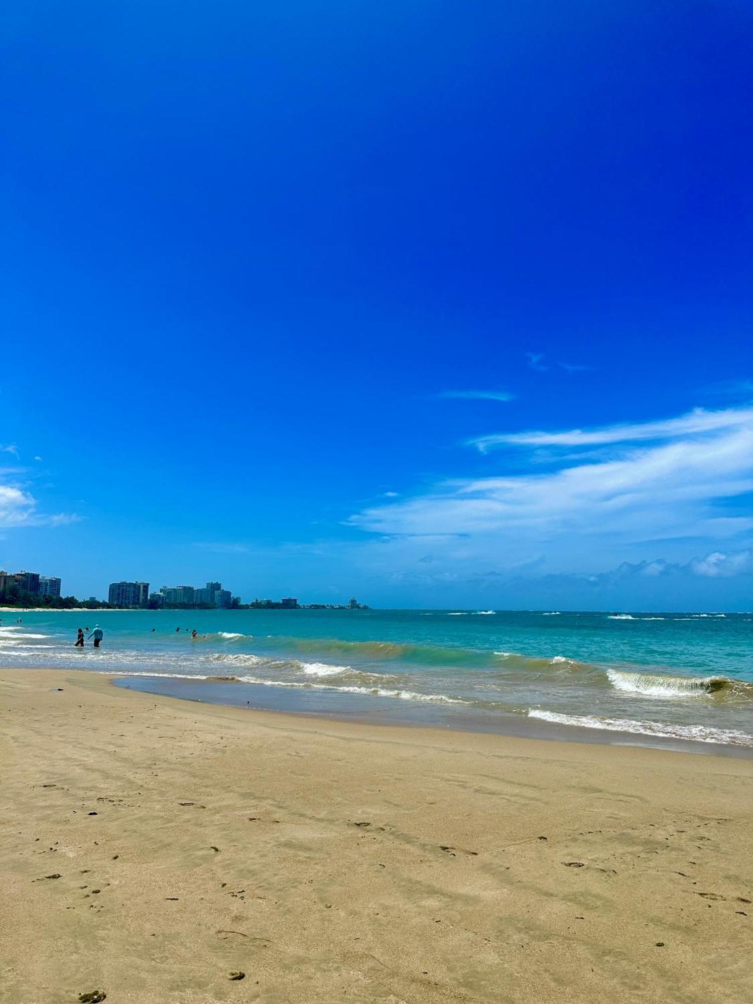 Isla Verde Modern Apartment With Pool Сан-Хуан Экстерьер фото