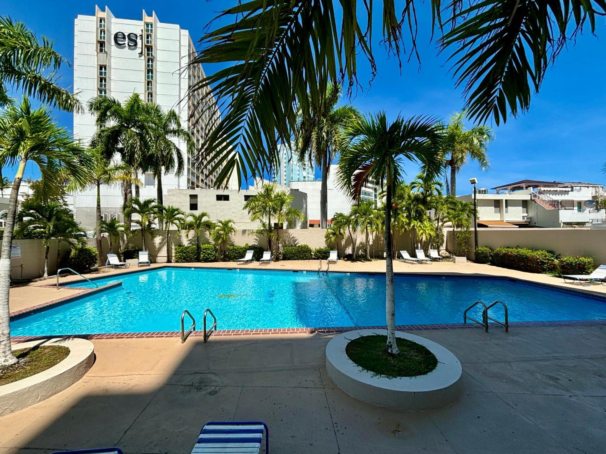Isla Verde Modern Apartment With Pool Сан-Хуан Экстерьер фото